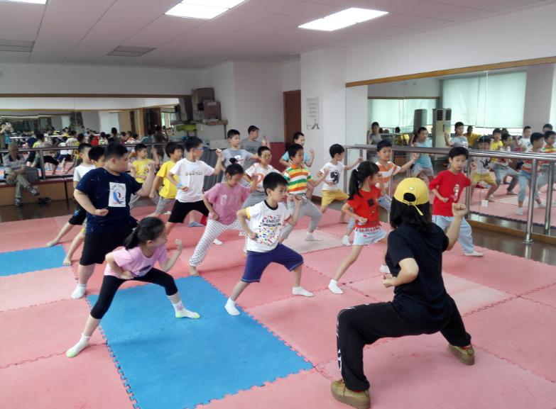 上海市社區(qū)<a href=http://www.hjlhqqhx.cn target=_blank class=infotextkey>健身</a>俱樂(lè)部