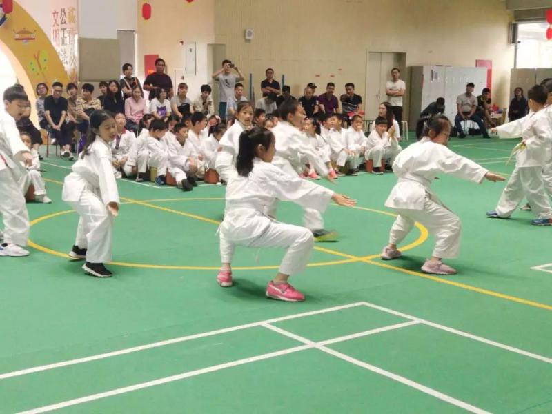 上海市社區(qū)<a href=http://www.hjlhqqhx.cn target=_blank class=infotextkey>健身</a>俱樂部