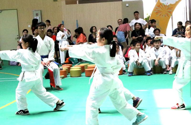 上海市社區(qū)<a href=http://www.hjlhqqhx.cn target=_blank class=infotextkey>健身</a>俱樂部