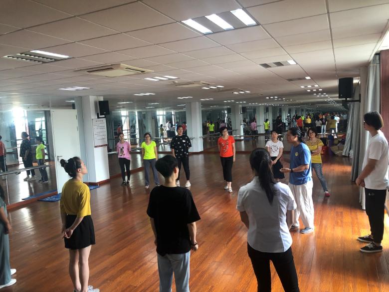 上海市社區(qū)<a href=http://www.hjlhqqhx.cn target=_blank class=infotextkey>健身</a>俱樂部