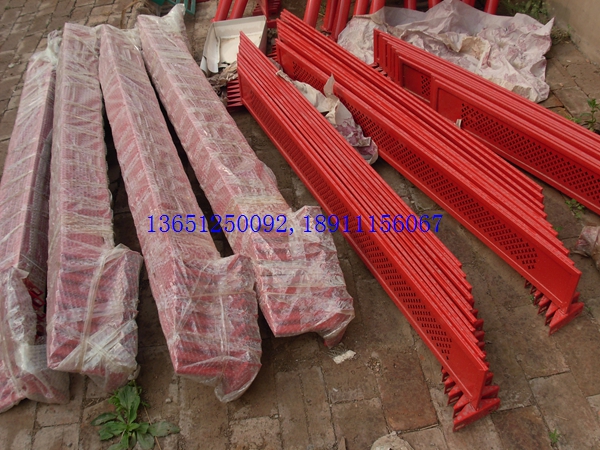 老國標室外乒乓球臺對面