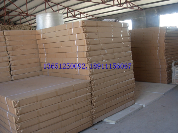 老國標室外乒乓球臺對面