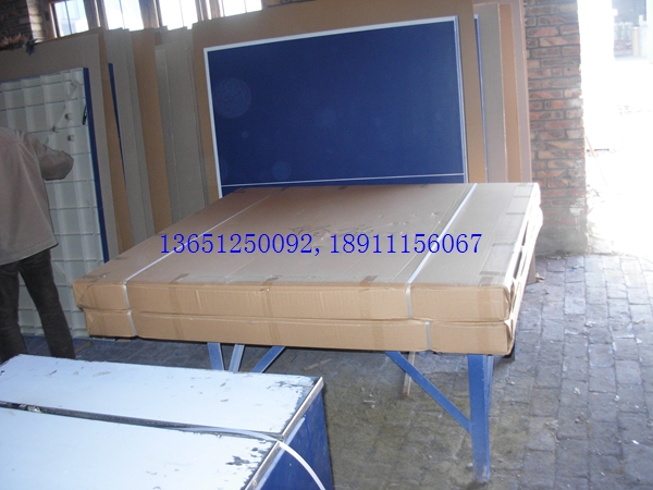 老國標室外乒乓球臺對面