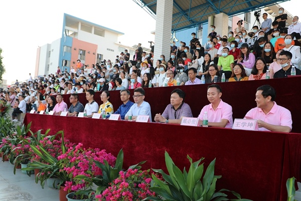 3 校領(lǐng)導(dǎo)和嘉賓.jpg