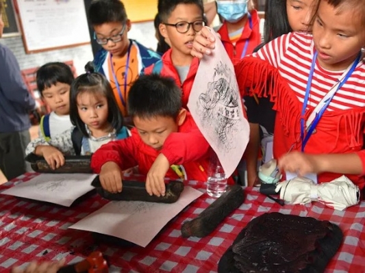 看木偶戲、體驗?zāi)戤嬛谱鳎盒∮浾摺凹s會”非物質(zhì)文化遺產(chǎn)