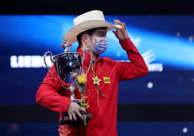 【世乒賽】領(lǐng)獎名場面逗樂全網(wǎng)，樊振東：和獎杯還不是太熟