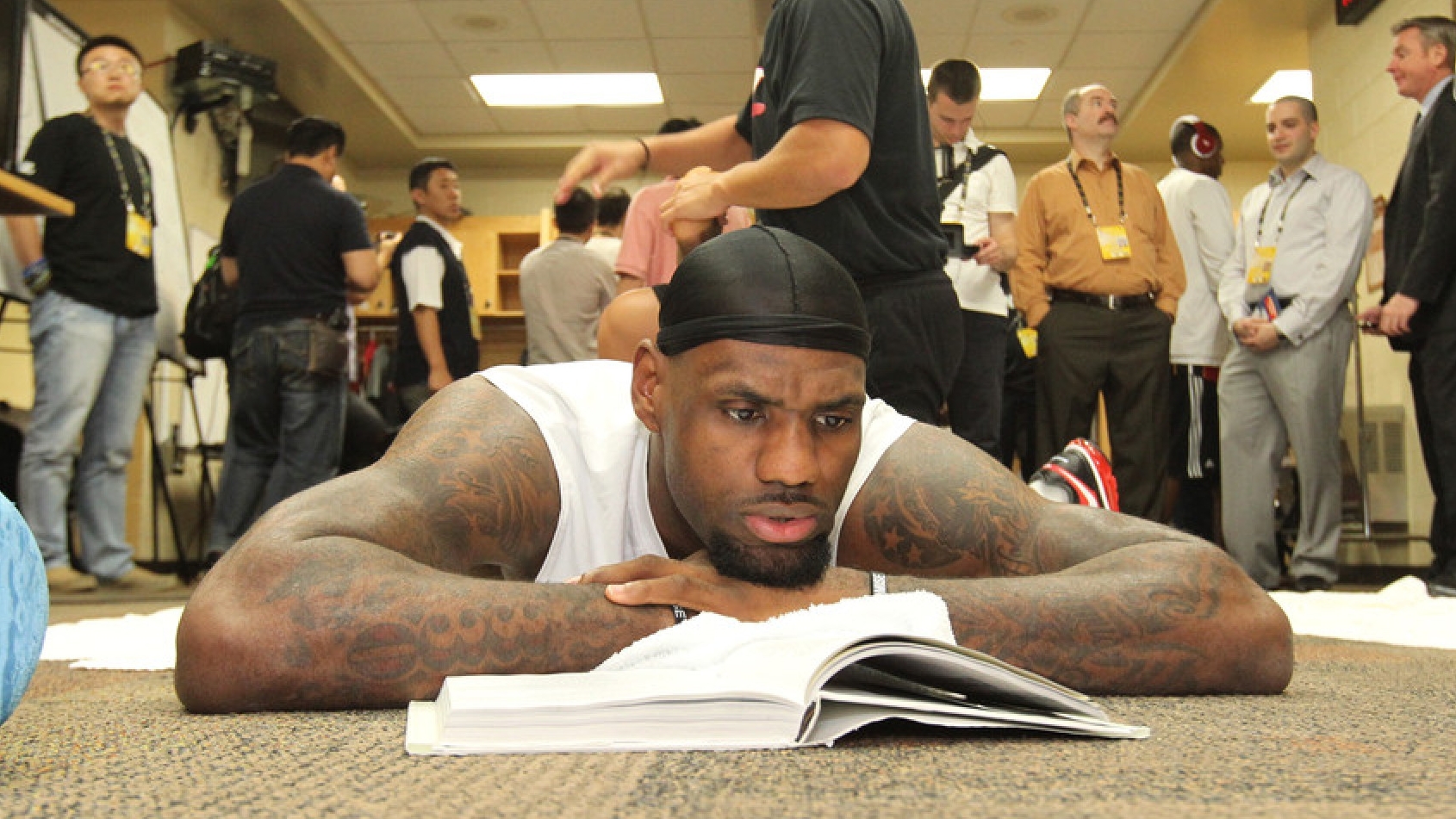 【NBA】勒布朗愛讀書？名宿：他只是在書上涂色