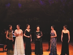 師生同臺放歌 觀眾“一飽耳?！? width=