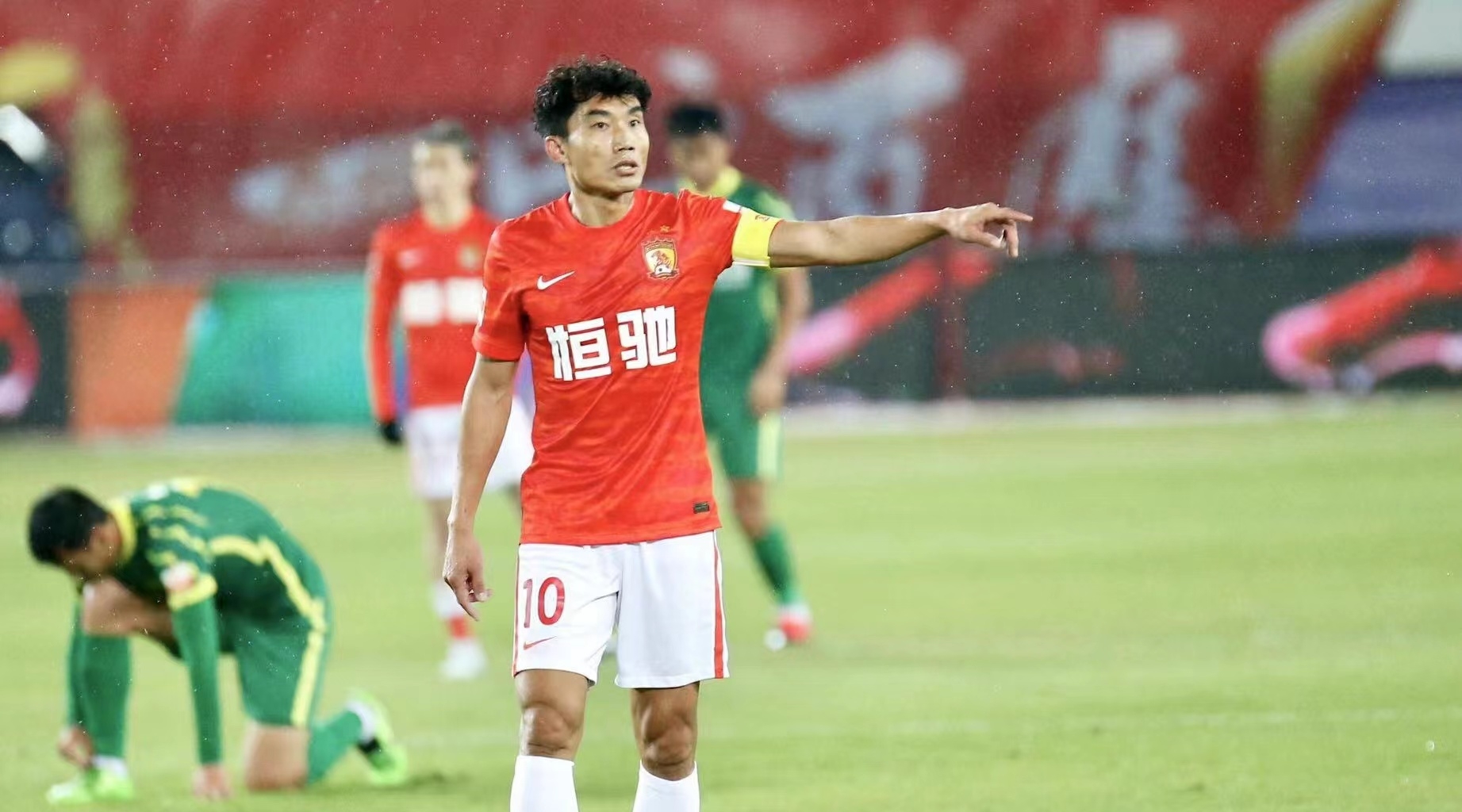 【中超】主教練鄭智首發(fā)并助攻，廣州隊小勝北京隊穩(wěn)守第二