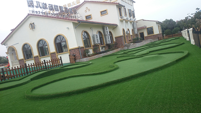 幼兒足球場(chǎng)人工草坪運(yùn)動(dòng)系統(tǒng)-草絲選用C型單絲，柔軟舒適，挺直度佳,安全環(huán)保的PU背膠(圖文)