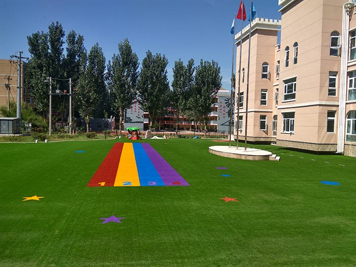 幼兒足球場(chǎng)人工草坪運(yùn)動(dòng)系統(tǒng)-草絲選用C型單絲，柔軟舒適，挺直度佳,安全環(huán)保的PU背膠(圖文)