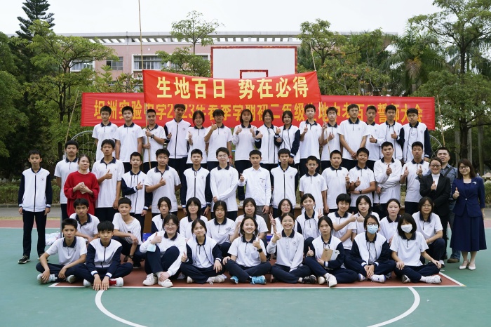 秣馬揚(yáng)鞭酬壯志，奮楫篤行鑄輝煌