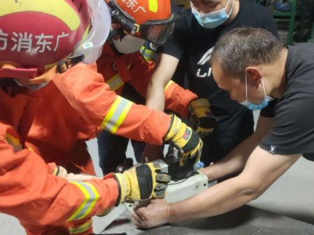 驚險！男子手指被機(jī)器“咬”住，中山三角鎮(zhèn)消防火速救援