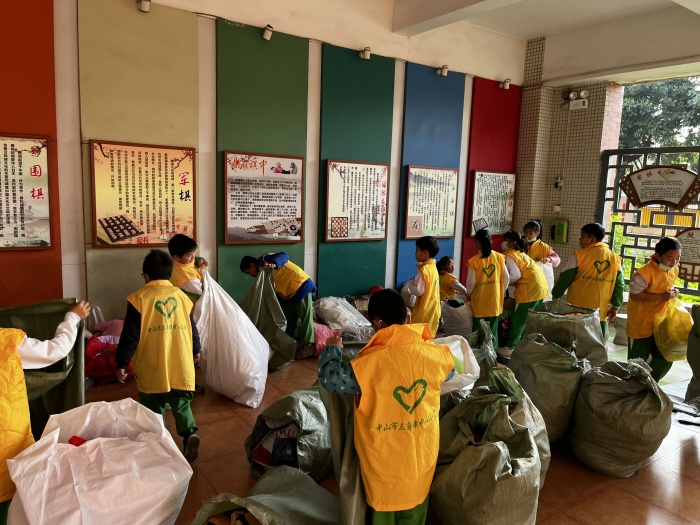 捐一件衣物，獻(xiàn)一片愛心