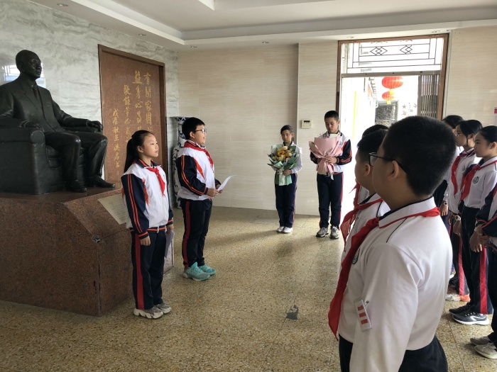 厚興鄭偉權(quán)學校值校慶之際向捐資建造學校僑鄉(xiāng)鄭偉權(quán)先生銅像獻花