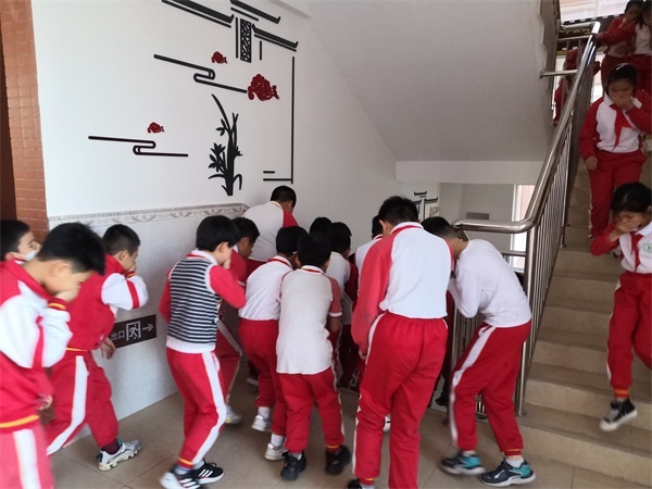 港口鎮(zhèn)大豐小學(xué)開(kāi)展消防安全教育暨演練活動(dòng)