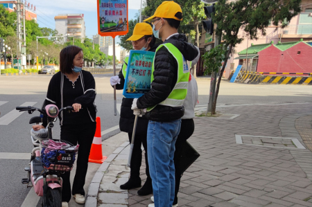 “黃馬甲”成街頭風(fēng)景！南頭鎮(zhèn)60余名志愿者勸導(dǎo)駕乘人員佩戴頭盔