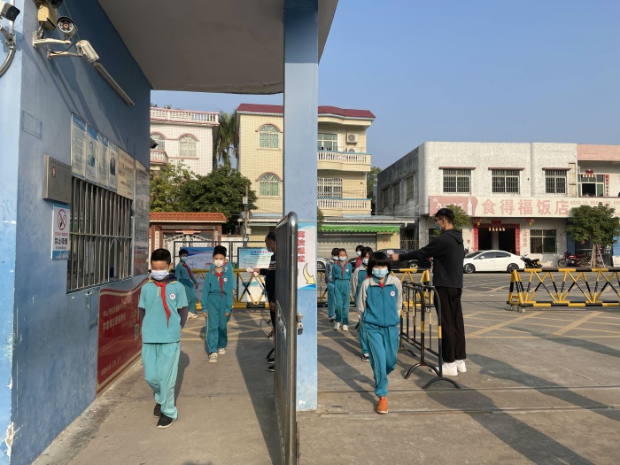 新平小學疫情應(yīng)急及校內(nèi)師生核酸采樣演練