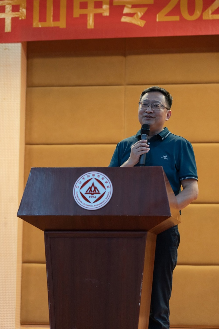 重溫先輩奮斗史 開拓學校新局面——中山中專黨委書記、校長陳峰開講2021年秋季開學思政第一課