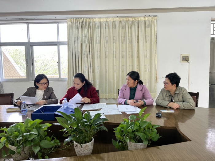 港口鎮(zhèn)“雙減”和“五項(xiàng)管理”專項(xiàng)督查組蒞臨港口中學(xué)督導(dǎo)