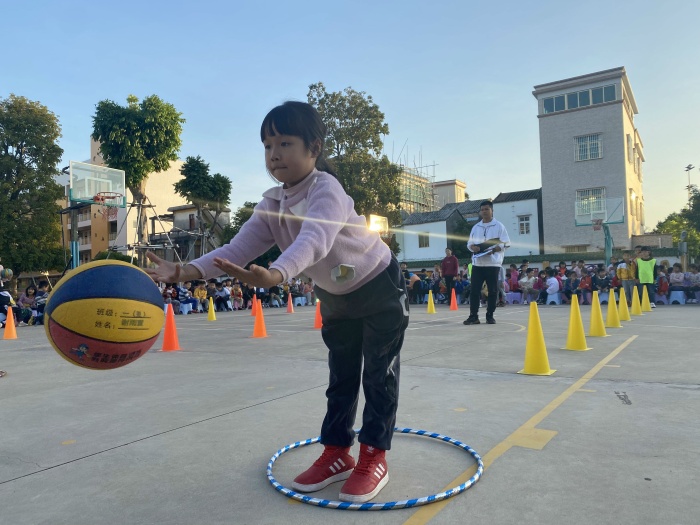 籃天灑汗水，球技展群彩