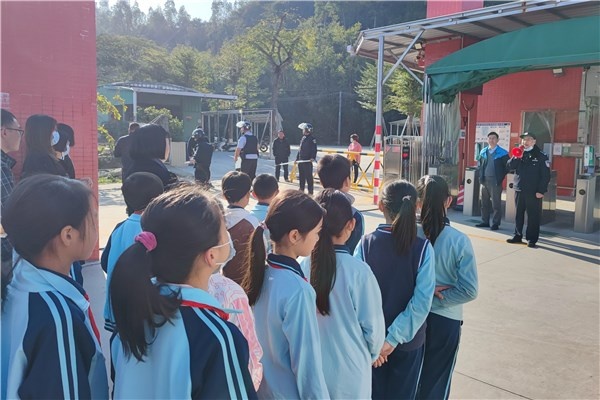 裕洲小學(xué)舉行校園反恐安全防范演練