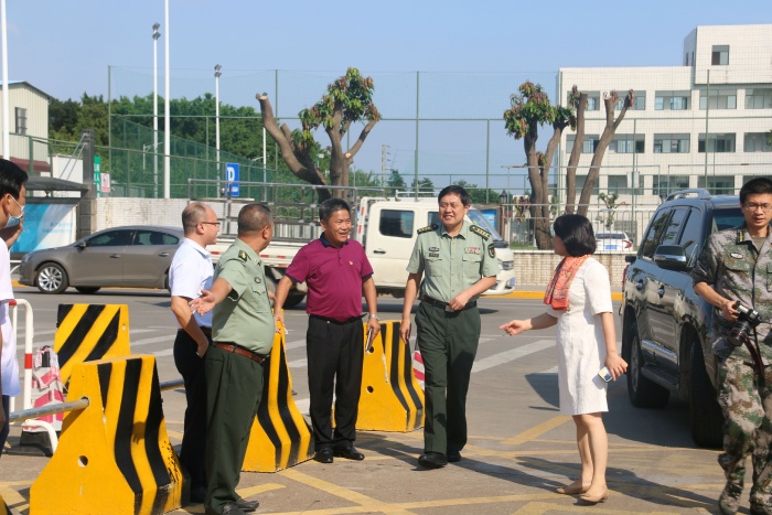 市委常委、中山軍分區(qū)政務(wù)劉燦瑩一行到學(xué)校開展教師節(jié)慰問.JPG