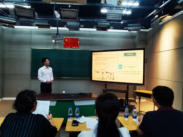 梁家傑在市電教站舉行的決賽現(xiàn)場(chǎng) (縮).png