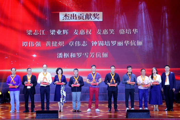 姜術俊頒發(fā)50周年校慶捐贈杰出貢獻獎 263A6796.JPG