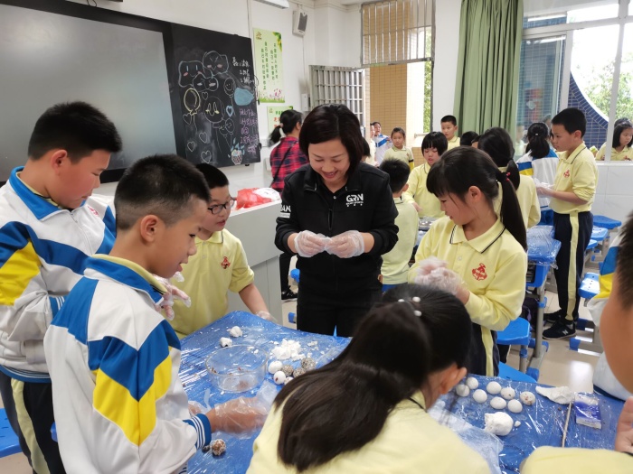 喜慶元宵節(jié)，親子包湯圓