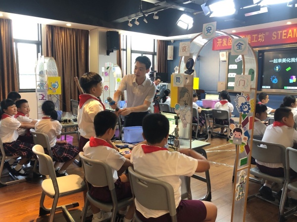 AI課堂助力疫情防護(hù)，真實(shí)問(wèn)題驅(qū)動(dòng)課堂學(xué)習(xí)