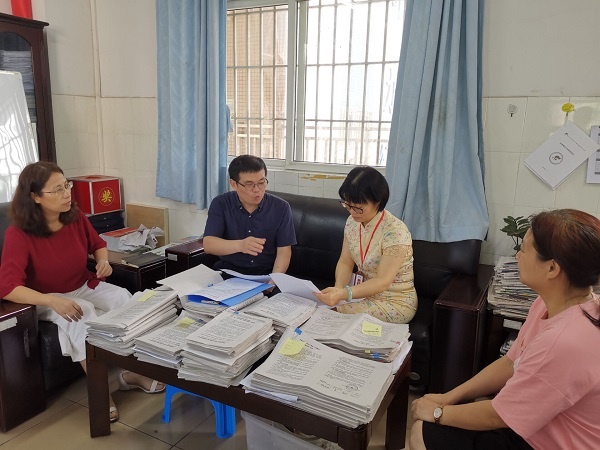 開(kāi)發(fā)區(qū)教育事務(wù)指導(dǎo)中心對(duì)開(kāi)發(fā)區(qū)中心小學(xué)進(jìn)行 “五項(xiàng)管理”專項(xiàng)督導(dǎo)