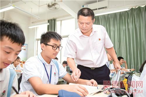 師德標(biāo)兵 甘為人梯育桃李