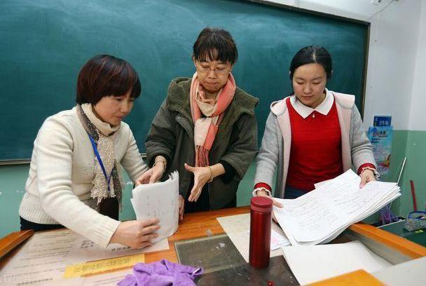 “為啥我教學(xué)20年還是初級(jí)職稱”？教師留言引熱議，官方回應(yīng)來(lái)了