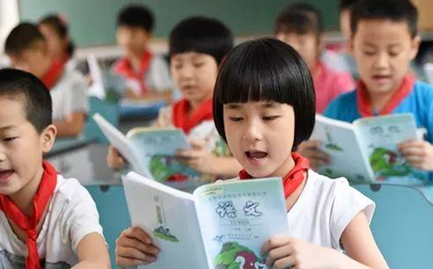 “爸爸在忙，媽媽不打扮了”，課本封面和三胎有關？官方親自辟謠