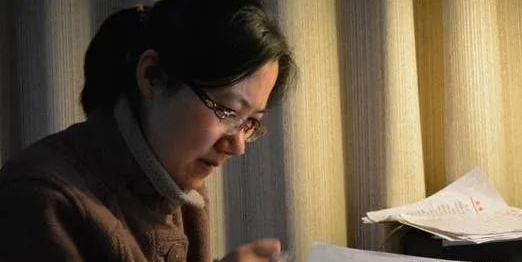 55歲女高級(jí)教師堅(jiān)決不退休，占著高職名額，年輕老師急了……