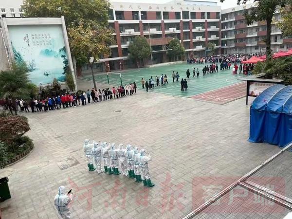 【關(guān)注鄭州新發(fā)疫情】鄭州市義務(wù)教育階段學(xué)校師生陸續(xù)進(jìn)行全員核酸檢測(cè)