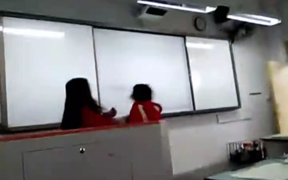 四川金堂一女老師課堂上扇女學生耳光，教育局：情況屬實，正調(diào)查