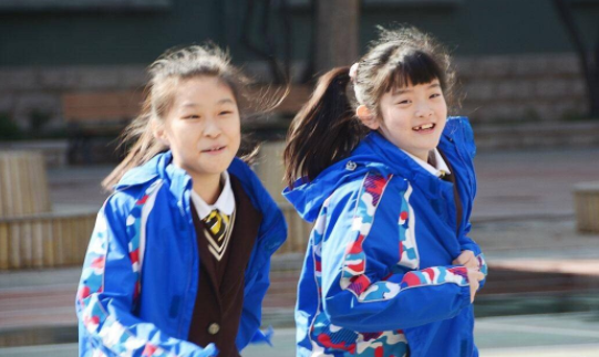 上海一小學(xué)收2320元校服費(fèi)，校服清單里還有背心？家長(zhǎng)回復(fù)