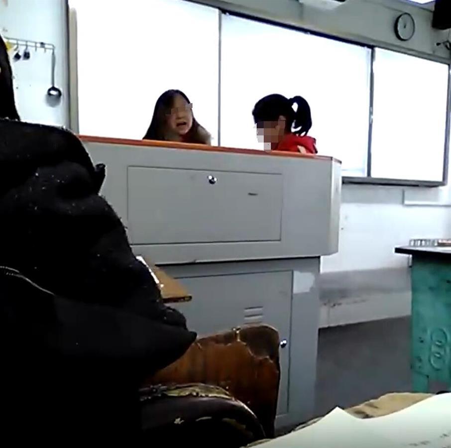 四川金堂一女老師上課當(dāng)眾扇學(xué)生耳光，當(dāng)?shù)乜h教育局已介入調(diào)查