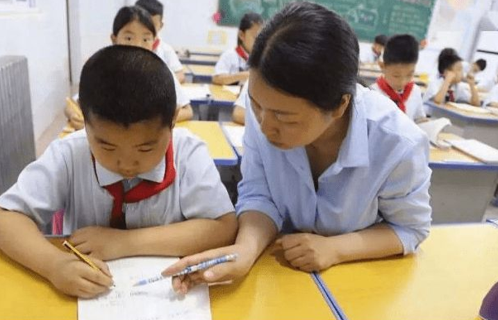 首個因“雙減”被開除的老師，引發(fā)家長憤怒，學校的做法值得稱贊