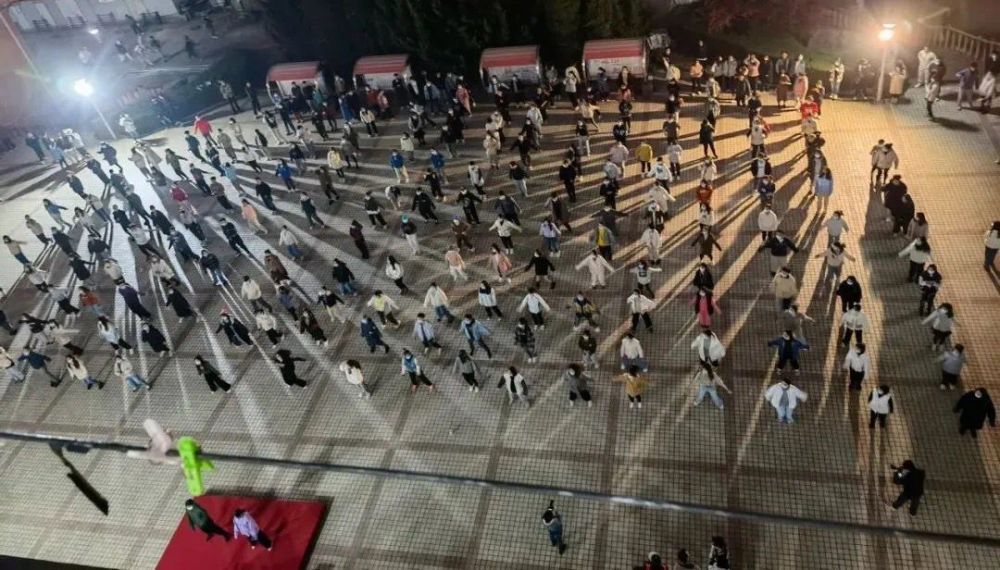 大連理工校園封閉 師生齊跳廣場(chǎng)舞防疫健身兩不誤