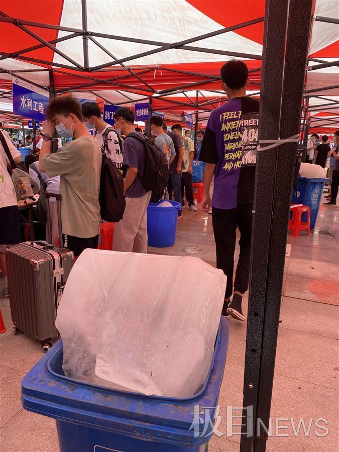 武漢一所大學來了14名小巨人，最矮的都有1米9