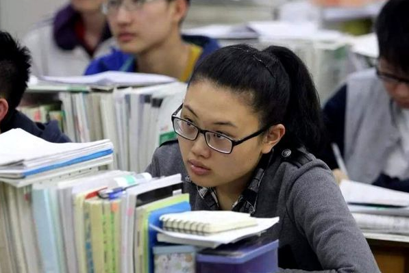 教育部發(fā)通知，中小學(xué)將實(shí)行“新規(guī)定”，學(xué)生想偷玩手機(jī)不可能了