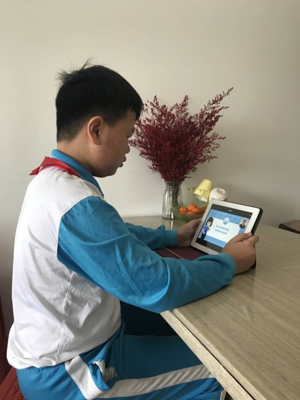 陽(yáng)光雍?。河耗靶W(xué)開(kāi)展“依法抗疫，人人有責(zé)“普法教育