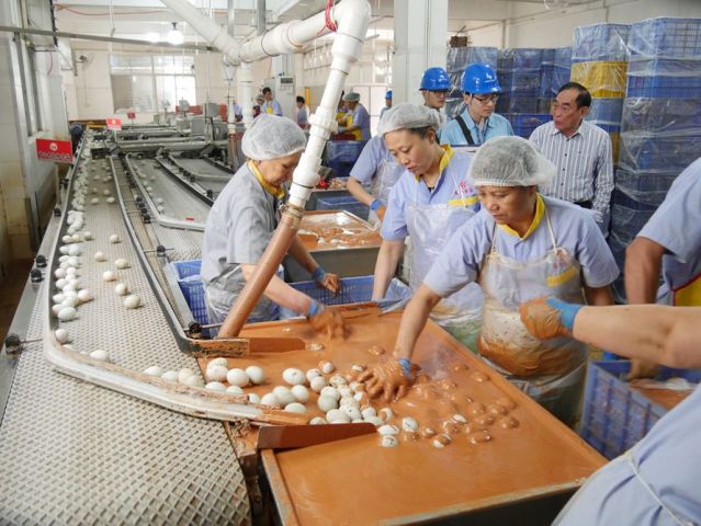 南方電網(wǎng)廣東中山供電局黃圃分局工作人員到泰和公司車間了解咸蛋加工生產(chǎn)情況。陳世聰 攝_副本.jpg