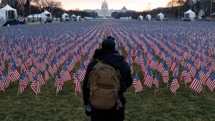 每500人就有一人因新冠死亡，美國深陷疫情，竟沒有官員被問責(zé)