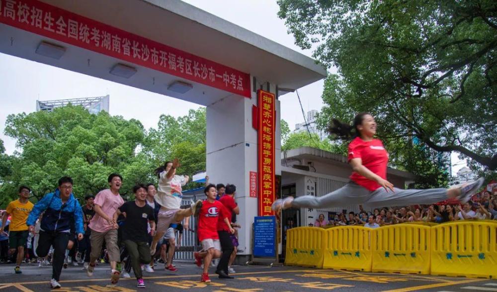 拍下“一字馬”女孩的陪考媽媽，用5000張照片記錄高考11年