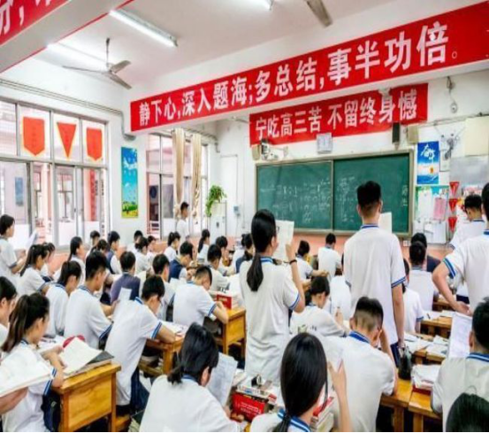 18年前，楊博為高考偷走試卷熟記答案，進考場看到題目后卻傻眼了