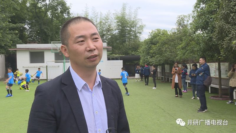 愛心人士到井研捐資助學、捐建校園足球場